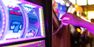 sode108 Slots နှင့် Live Casino ဂိမ်းများ ကစားနေသောမြင်ကွင်း